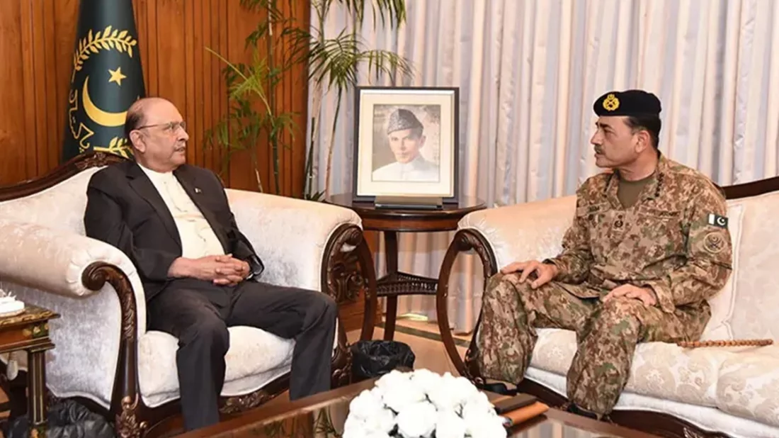 আফগানিস্তানের সঙ্গে উত্তেজনা, প্রেসিডেন্টের সঙ্গে সাক্ষাৎ করলেন মুনির